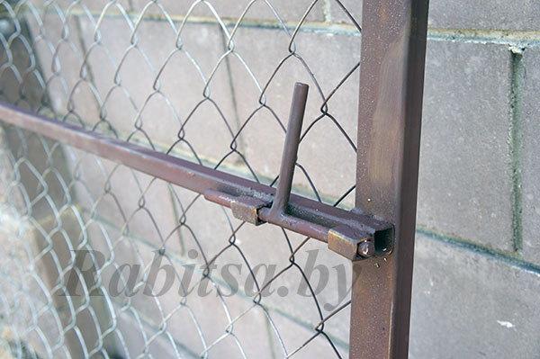 Калитка из сетки рабицы с засовом.