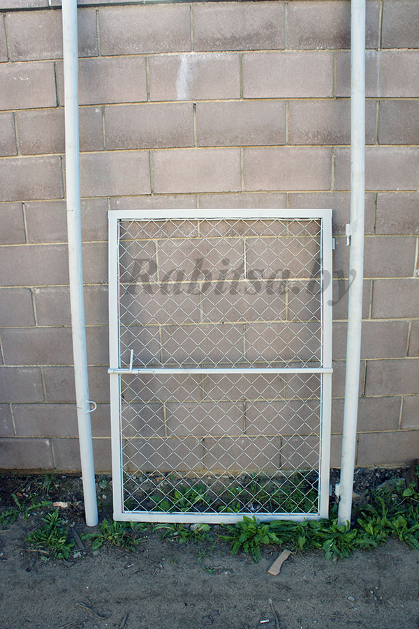 Калитка из сетки рабица покрытая серым грунтом