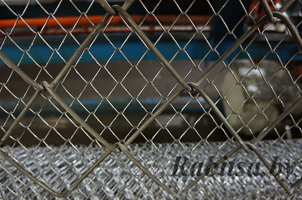 Разная ячейка в сетке рабицы.