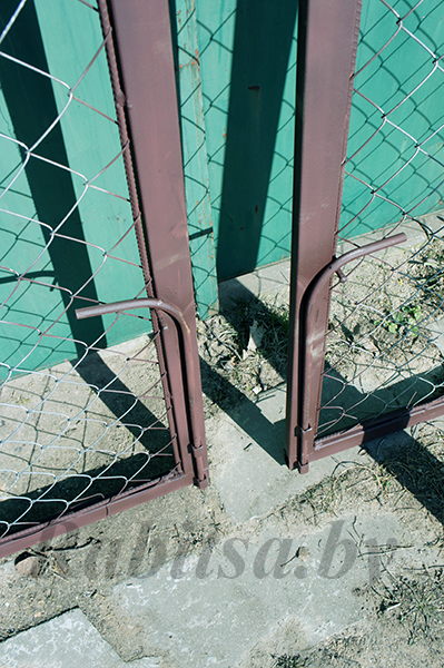 Засов на воротах их сетки рабицы