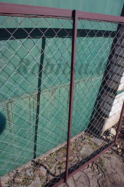 Дополнительная поперечина для жесткости ворот из сетки рабица