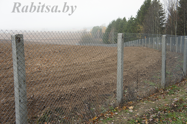 Установка забора из сетки рабицы