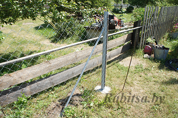 установка забора из сетки рабицы